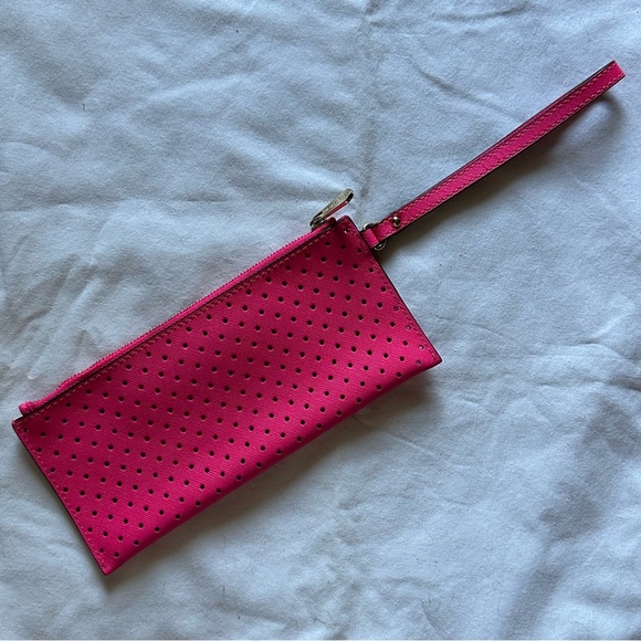 💓 Michael Kors Perforated Pink Leather Wristlet 💓 - Picture 4 of 6